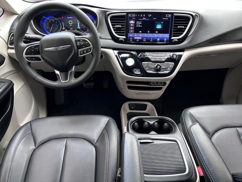 Chrysler Pacifica Vehicle Image 11