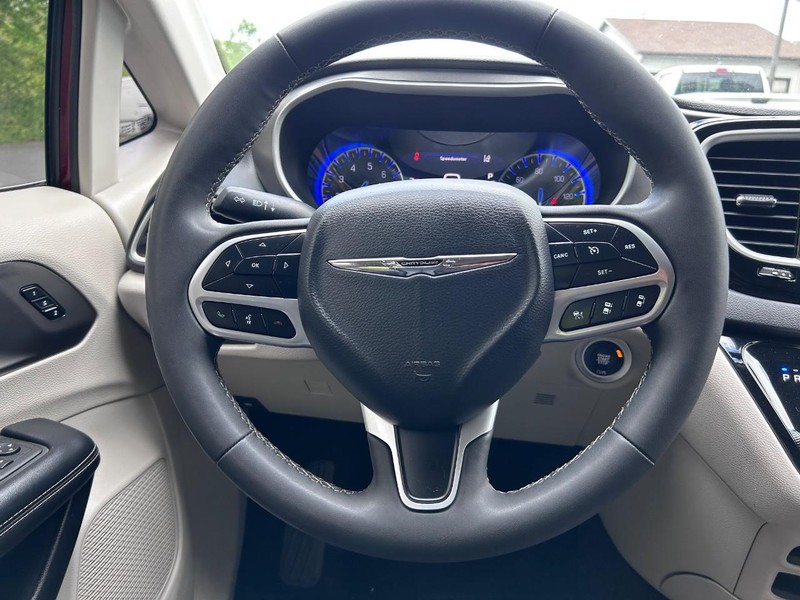 Chrysler Pacifica Vehicle Image 12