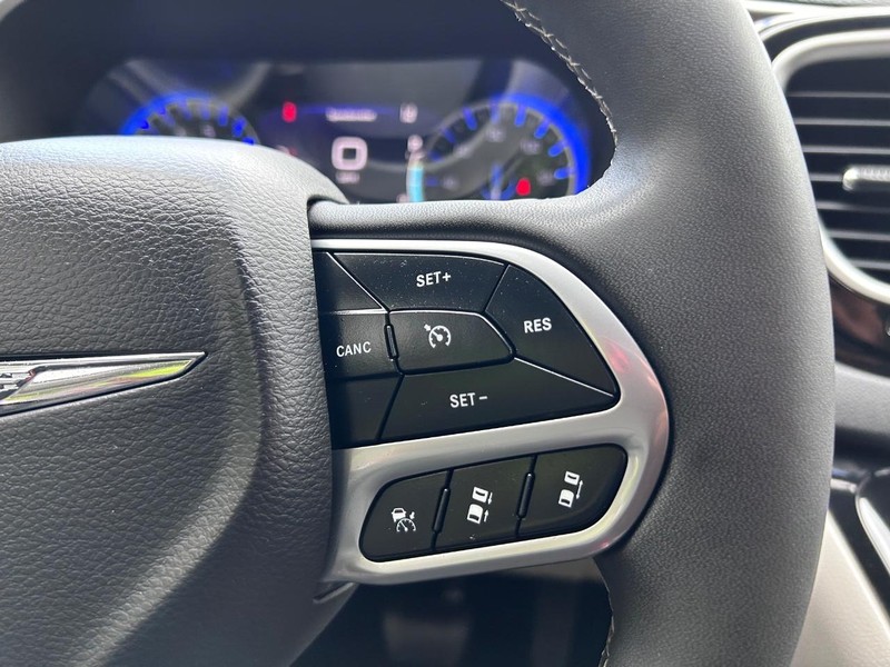 Chrysler Pacifica Vehicle Image 14