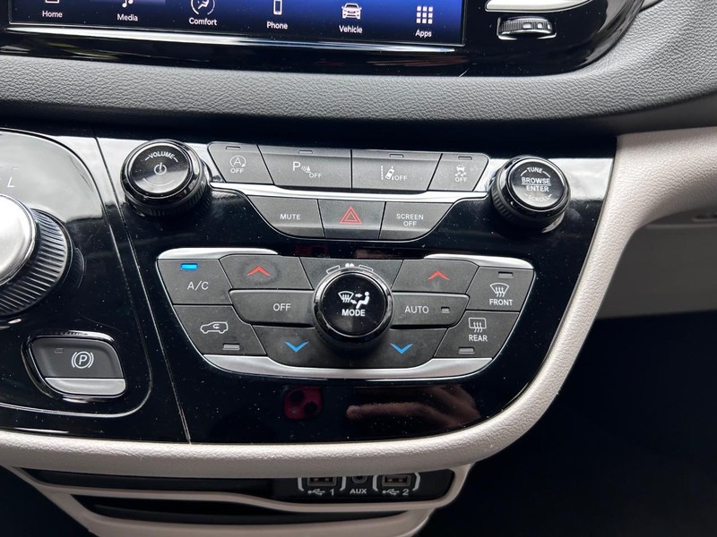 Chrysler Pacifica Vehicle Image 16