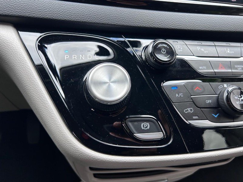 Chrysler Pacifica Vehicle Image 17
