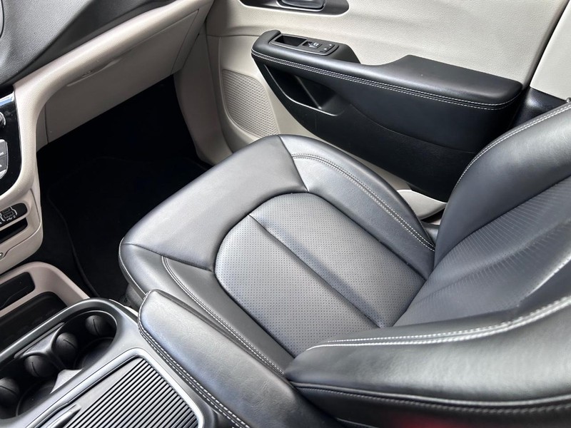 Chrysler Pacifica Vehicle Image 18