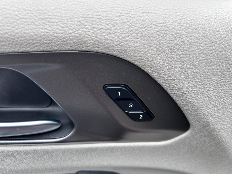Chrysler Pacifica Vehicle Image 20