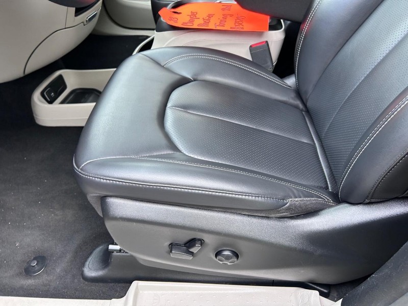 Chrysler Pacifica Vehicle Image 21