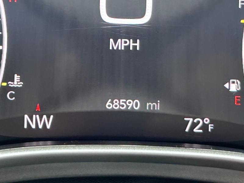 Chrysler Pacifica Vehicle Image 22