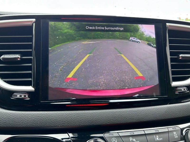 Chrysler Pacifica Vehicle Image 23