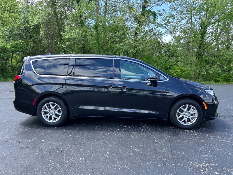 Chrysler Pacifica Vehicle Image 02