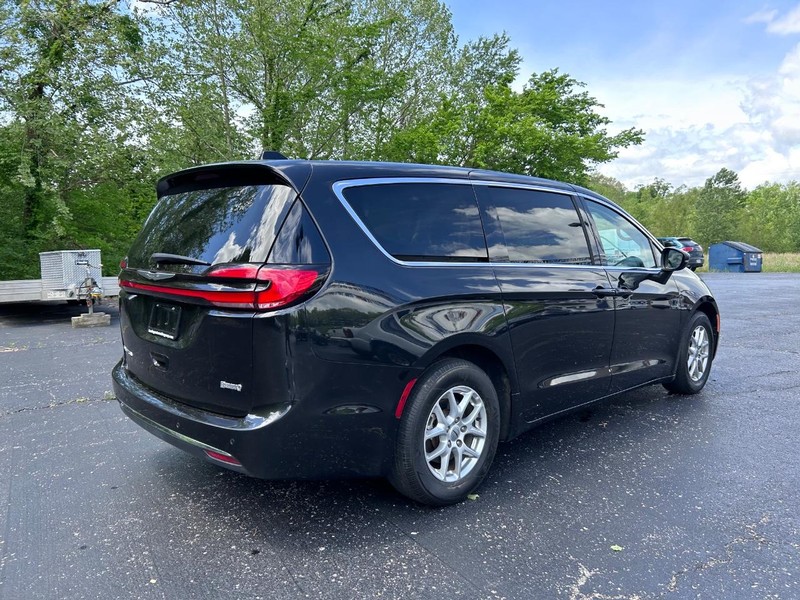 Chrysler Pacifica Vehicle Image 03