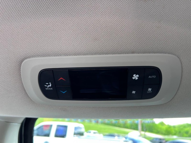 Chrysler Pacifica Vehicle Image 10