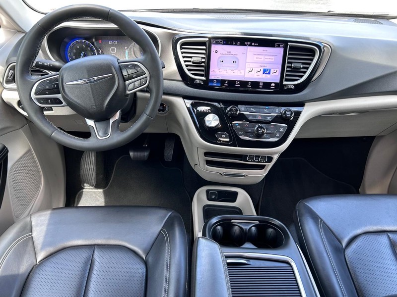Chrysler Pacifica Vehicle Image 11