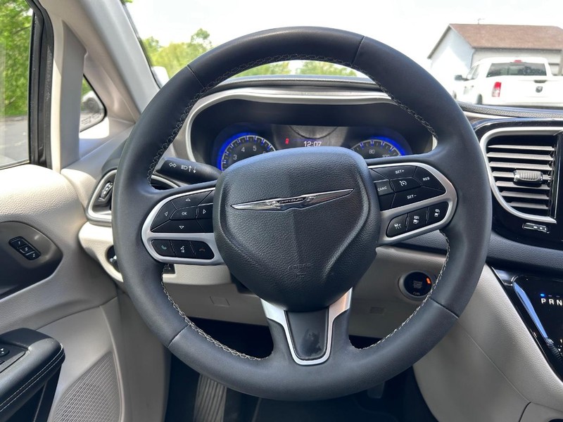 Chrysler Pacifica Vehicle Image 12