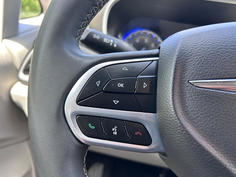 Chrysler Pacifica Vehicle Image 13