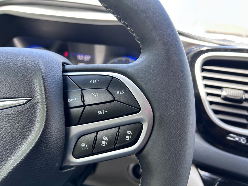 Chrysler Pacifica Vehicle Image 14
