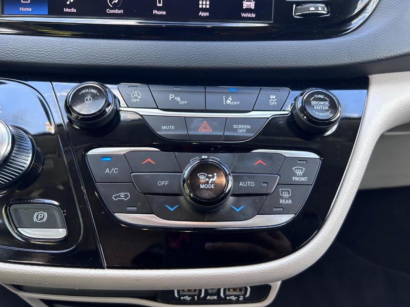 Chrysler Pacifica Vehicle Image 16