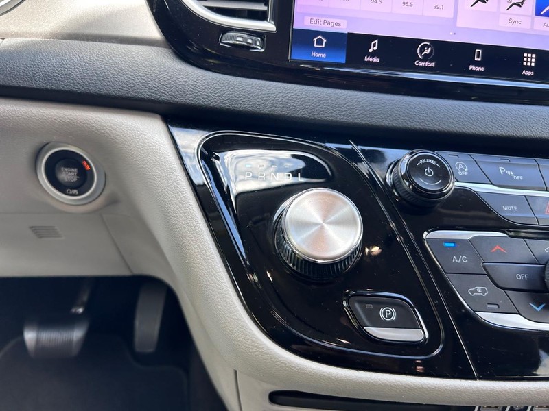 Chrysler Pacifica Vehicle Image 17