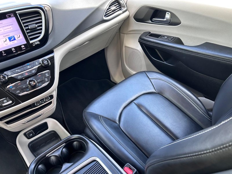 Chrysler Pacifica Vehicle Image 18