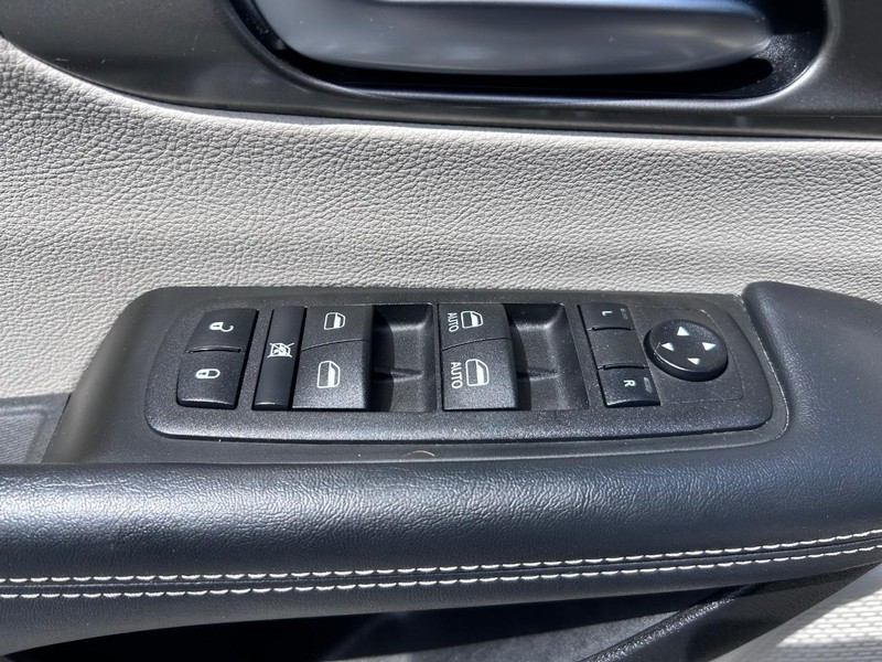 Chrysler Pacifica Vehicle Image 19