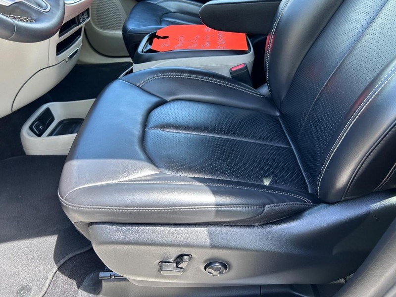 Chrysler Pacifica Vehicle Image 21