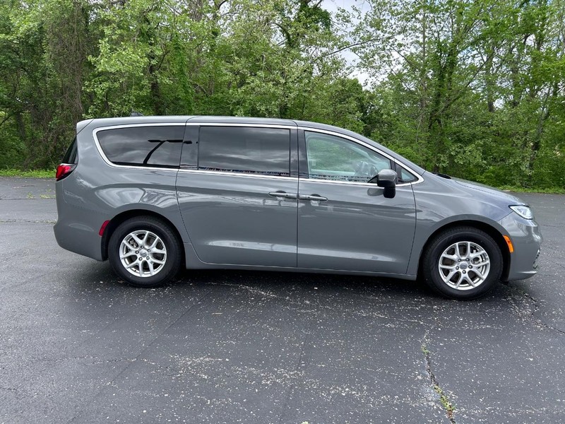 Chrysler Pacifica Vehicle Image 02