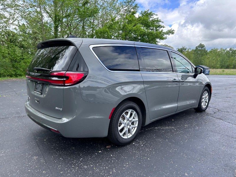 Chrysler Pacifica Vehicle Image 03