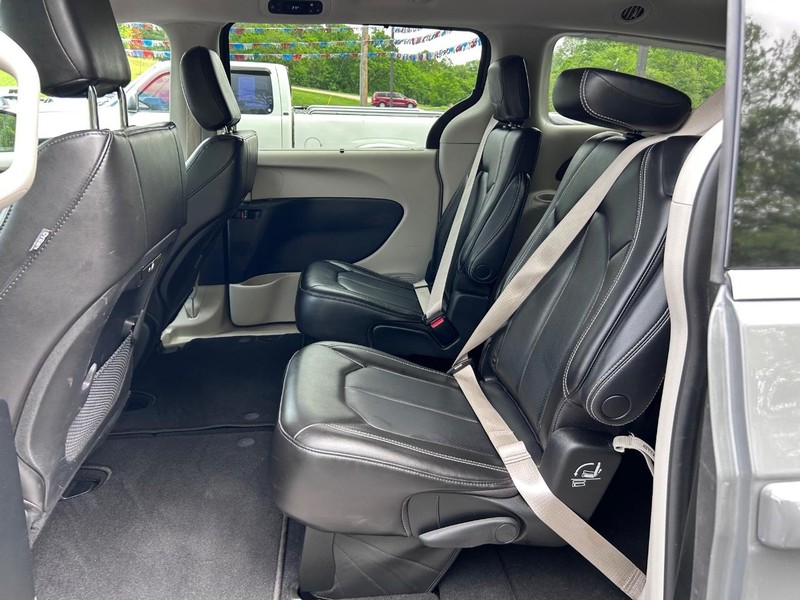 Chrysler Pacifica Vehicle Image 09