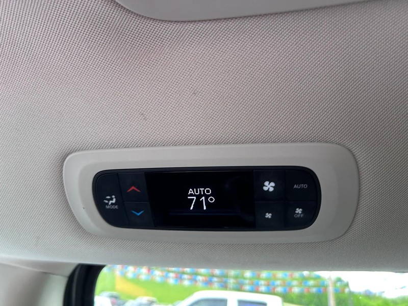 Chrysler Pacifica Vehicle Image 10