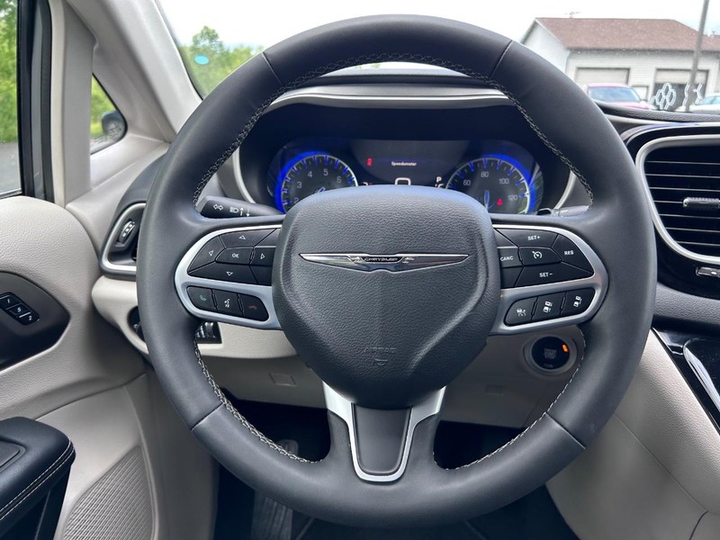 Chrysler Pacifica Vehicle Image 12