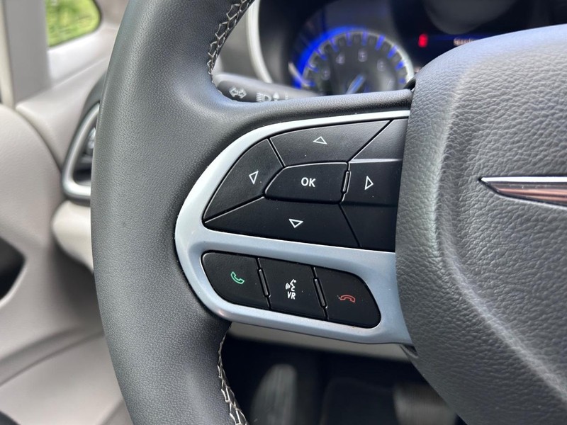Chrysler Pacifica Vehicle Image 13