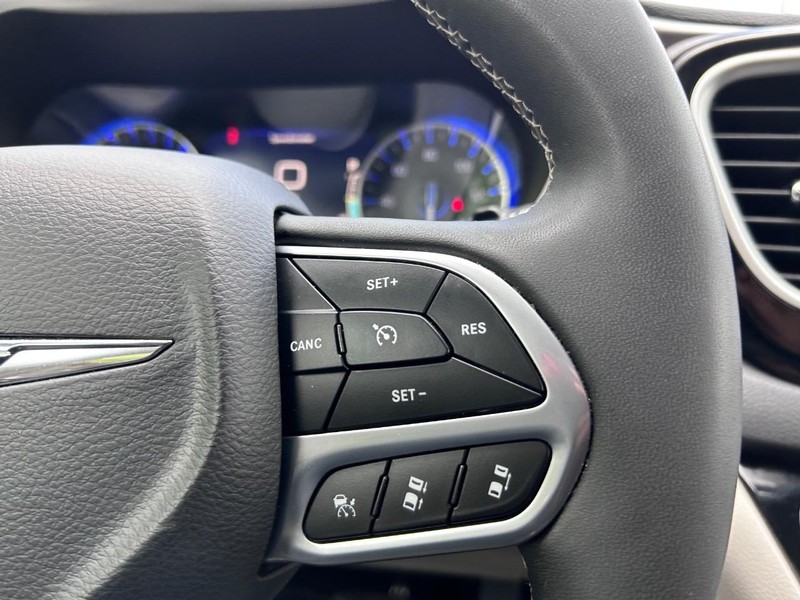 Chrysler Pacifica Vehicle Image 14