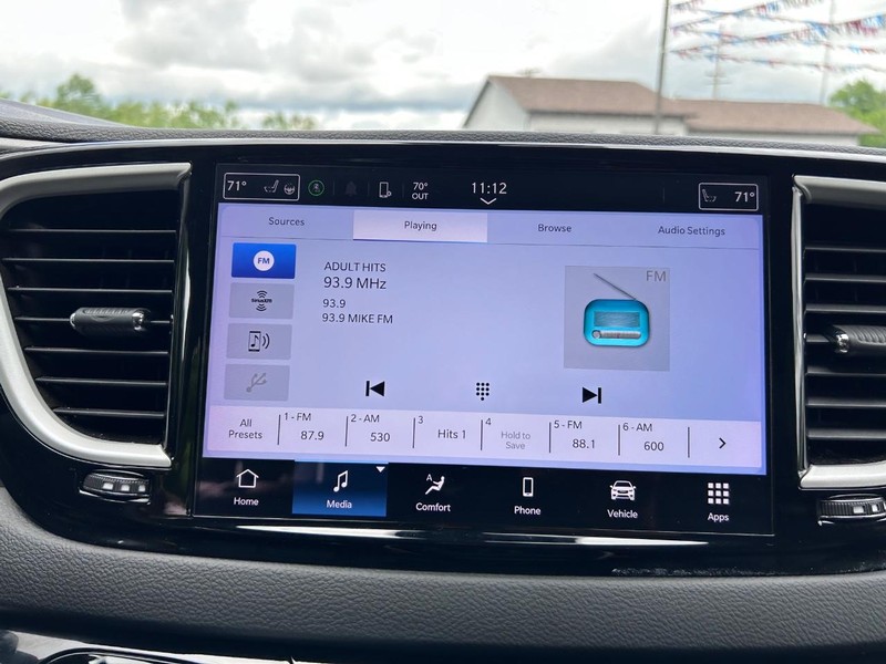 Chrysler Pacifica Vehicle Image 15