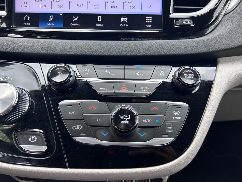 Chrysler Pacifica Vehicle Image 16