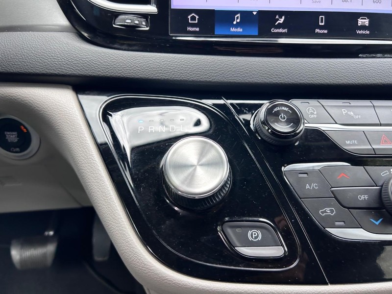 Chrysler Pacifica Vehicle Image 17