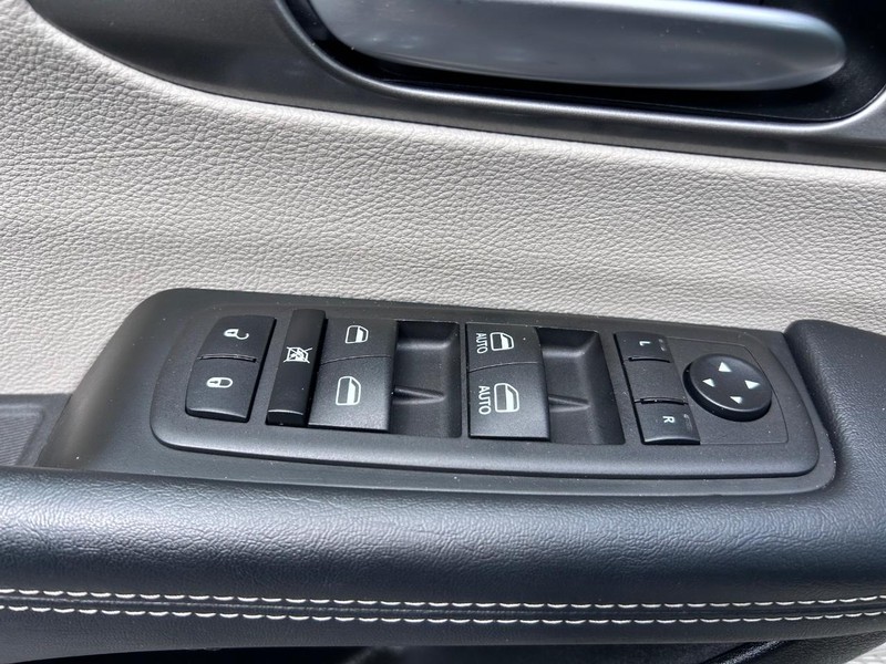 Chrysler Pacifica Vehicle Image 19