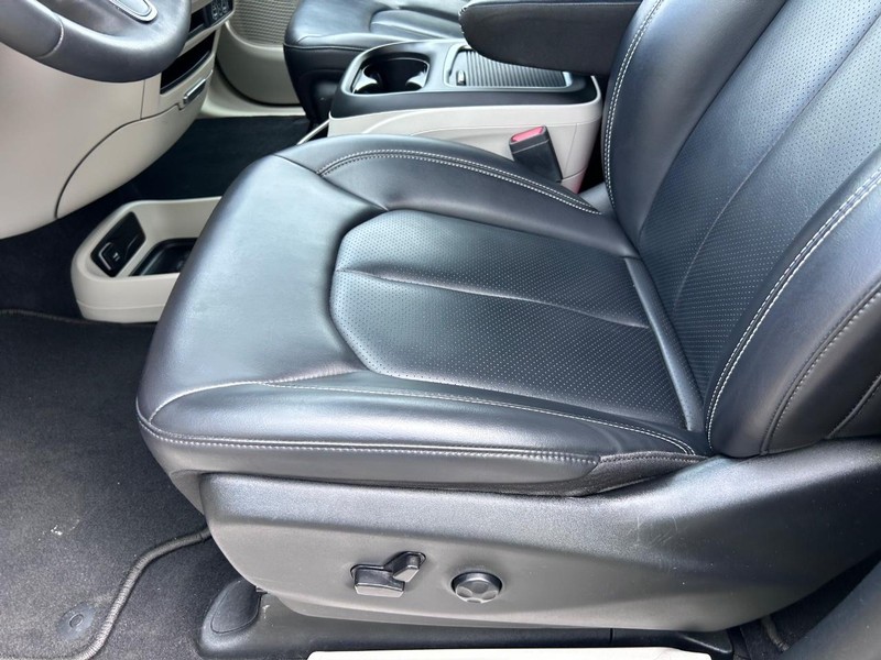 Chrysler Pacifica Vehicle Image 21