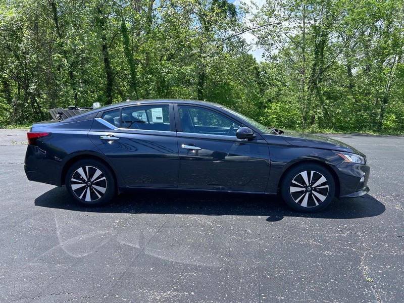 Nissan Altima Vehicle Image 02