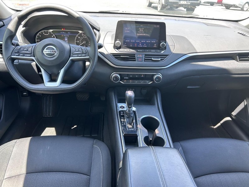 Nissan Altima Vehicle Image 08