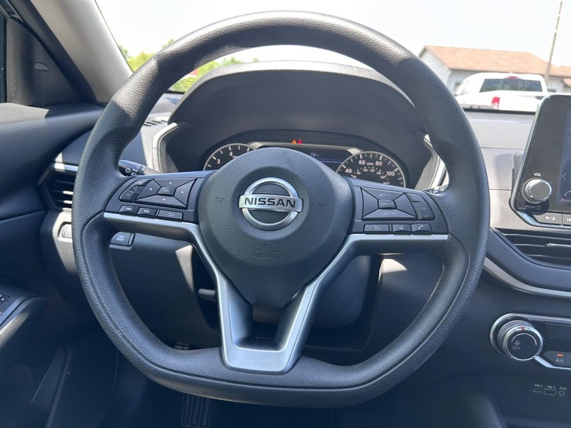 Nissan Altima Vehicle Image 09