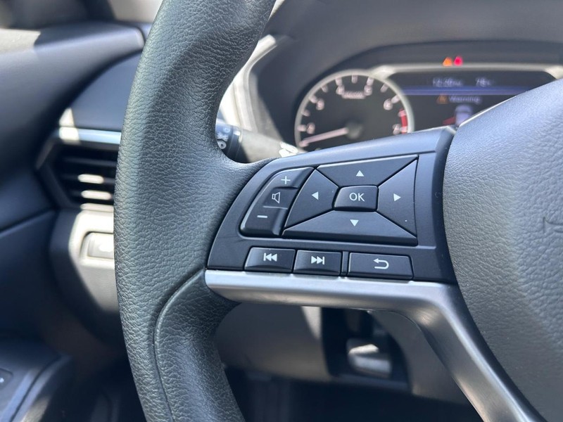 Nissan Altima Vehicle Image 10