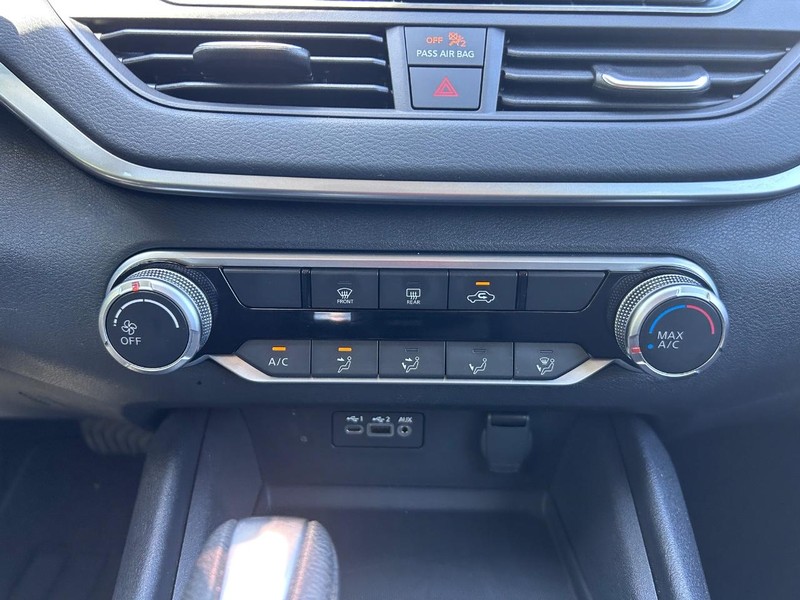 Nissan Altima Vehicle Image 13