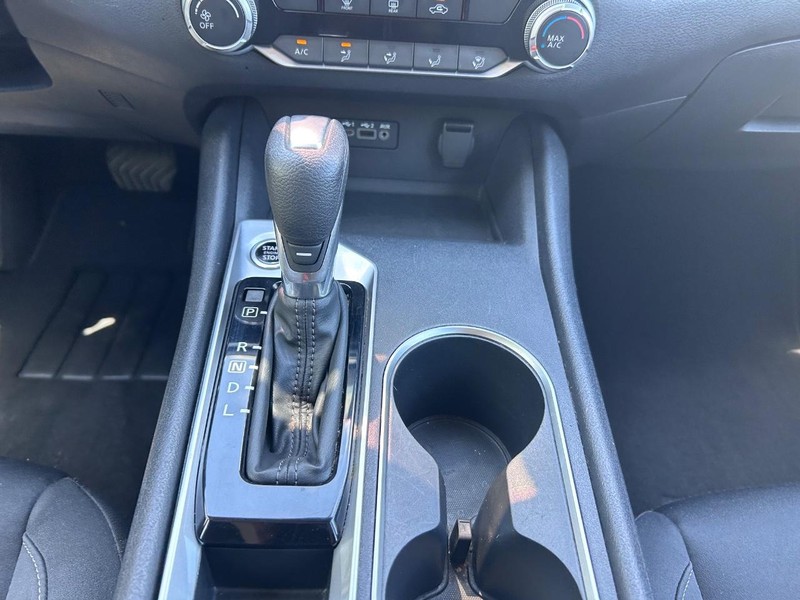 Nissan Altima Vehicle Image 14