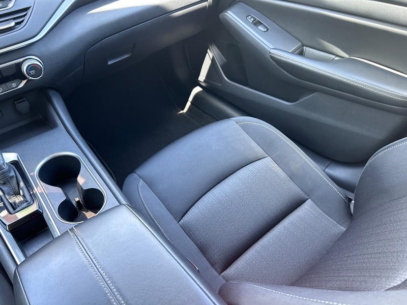 Nissan Altima Vehicle Image 15