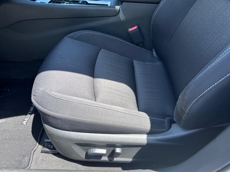 Nissan Altima Vehicle Image 17