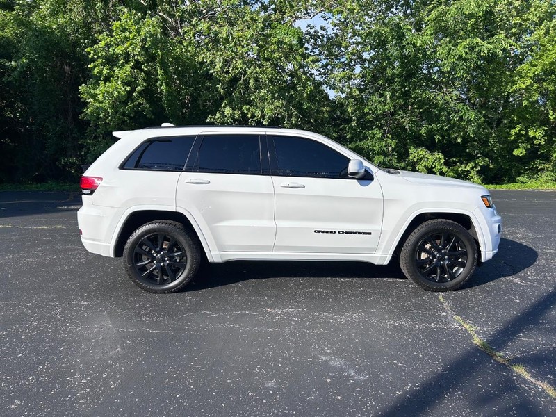 Jeep Grand Cherokee Vehicle Image 02