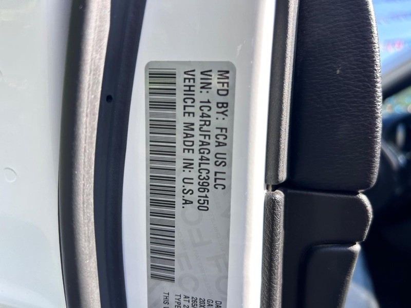 Jeep Grand Cherokee Vehicle Image 21