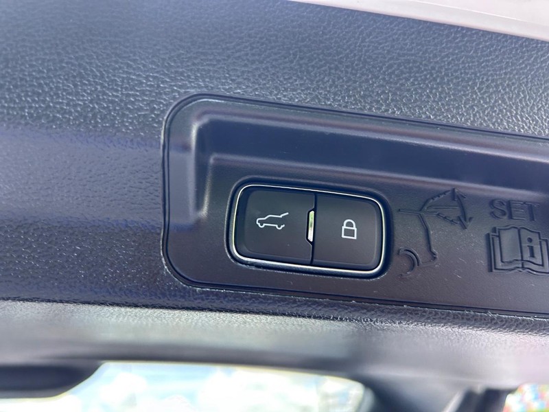 Ford Explorer Vehicle Image 06