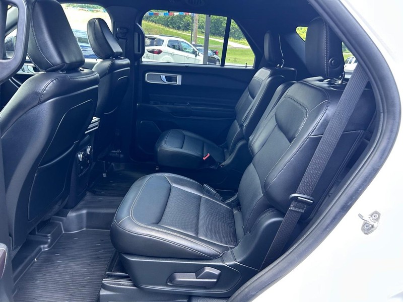 Ford Explorer Vehicle Image 09