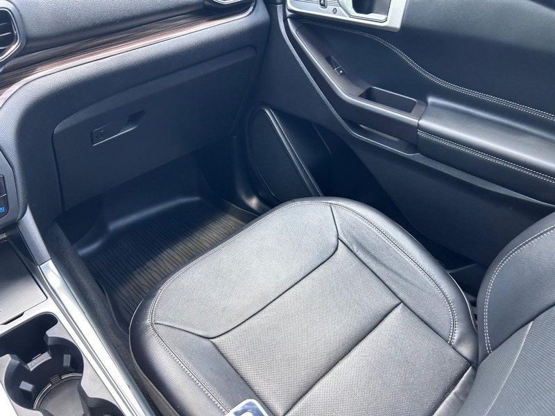 Ford Explorer Vehicle Image 19
