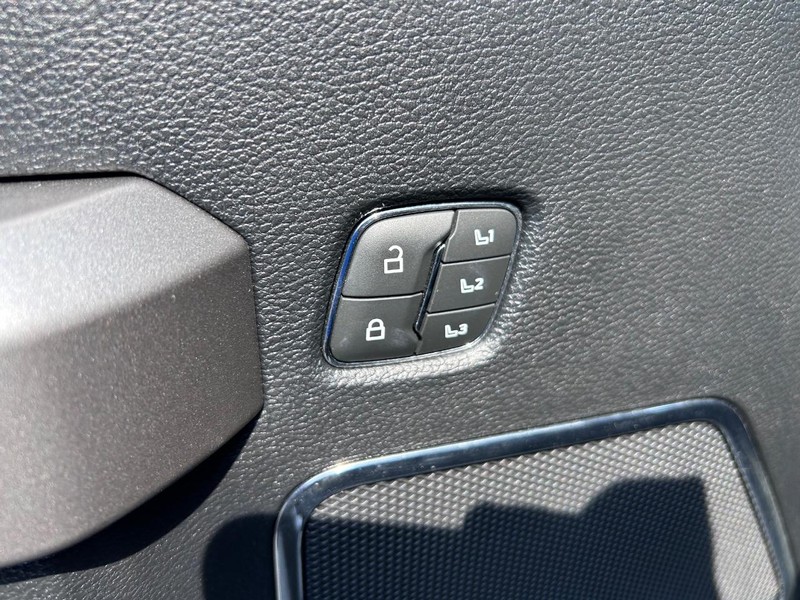 Ford Super Duty F-350 DRW Vehicle Image 17