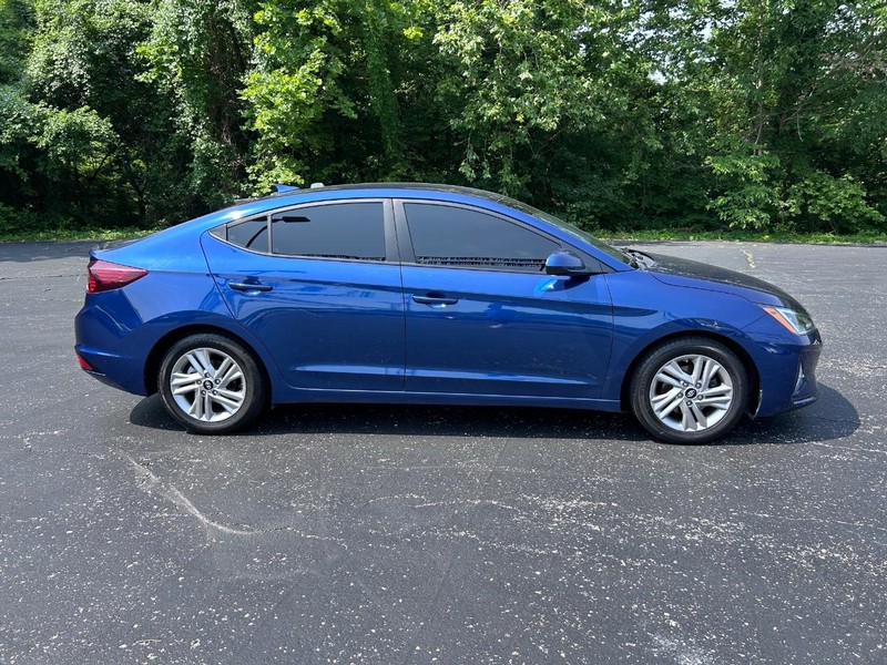 Hyundai Elantra Vehicle Image 02