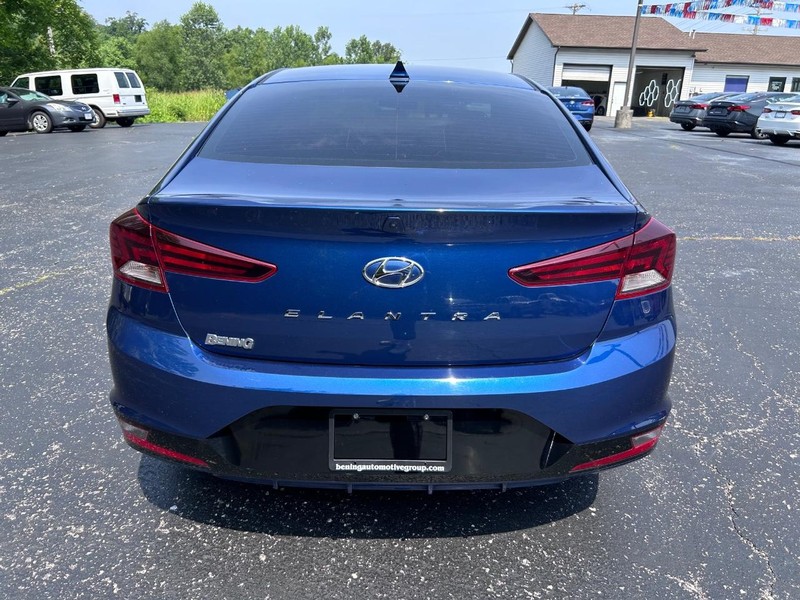 Hyundai Elantra Vehicle Image 04